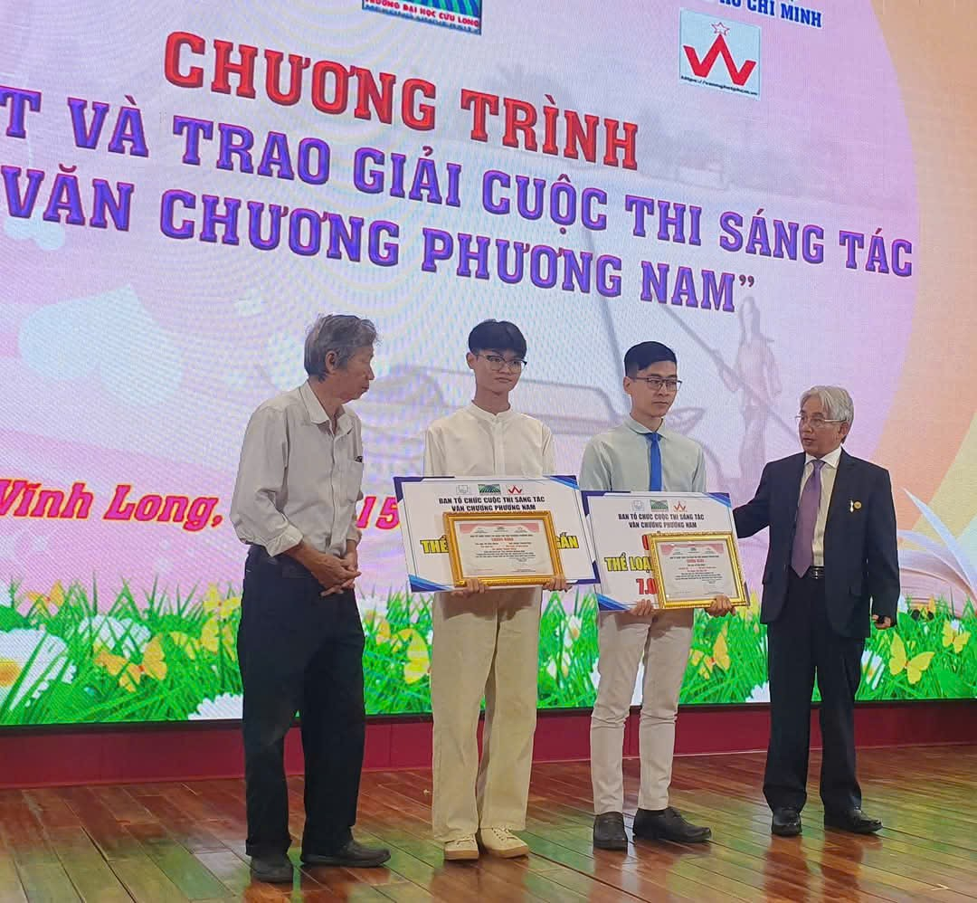 PGS-TS nhà thơ Lương Minh Cừ và nhà văn Trần Văn Tuấn trao giải cho hai thí sinh đoạt giải cao nhất cuộc thi